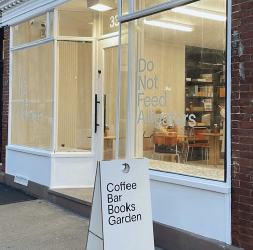 Do Not feed&nbsp;alligators